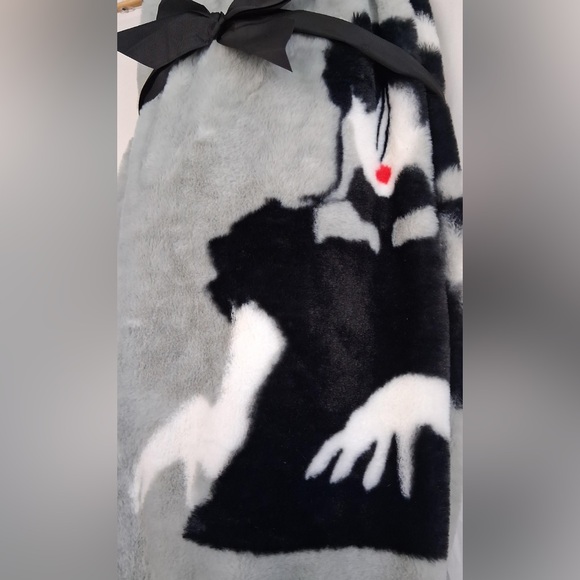NEW Dancing Wednesday Addams Family Faux Rabbit Fur Fleece Blanket Halloween - Picture 6 of 6